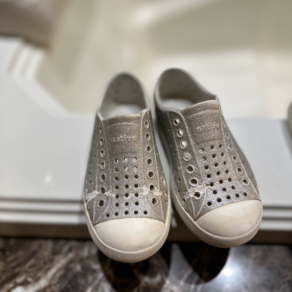 Native Jefferson Slip-On Sneaker - Kids' sparkly silver 10c
